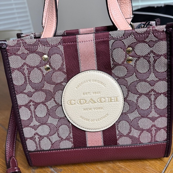 Coach Dempsey Tote 22 in Signature Jacquard With Stripe And Patch C8417 - Picture 1 of 6